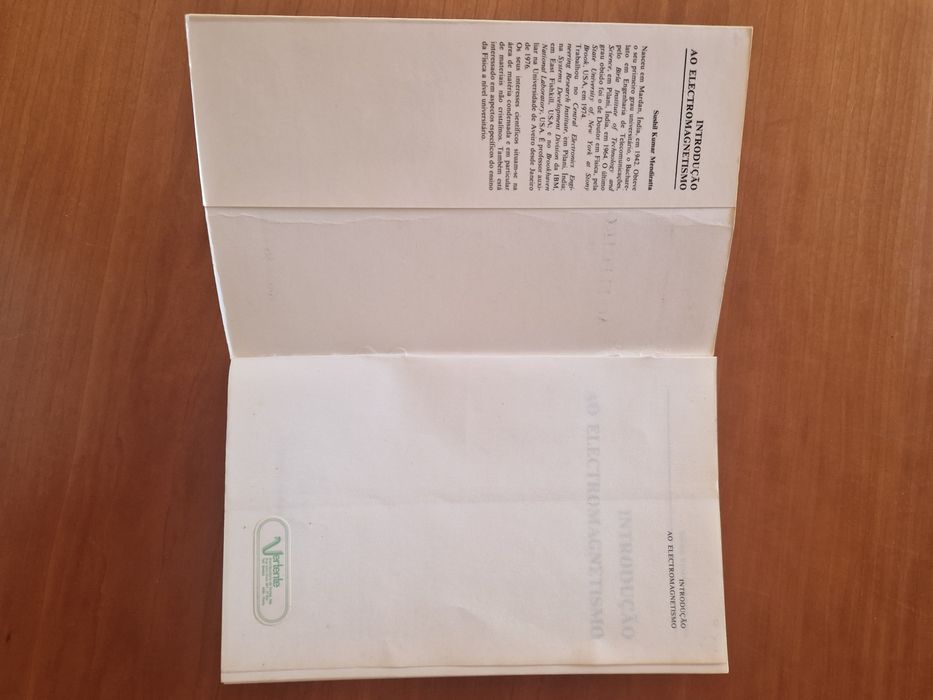 Livro didático "Introdução ao Eletromagnetismo", Sushil Mendiratta