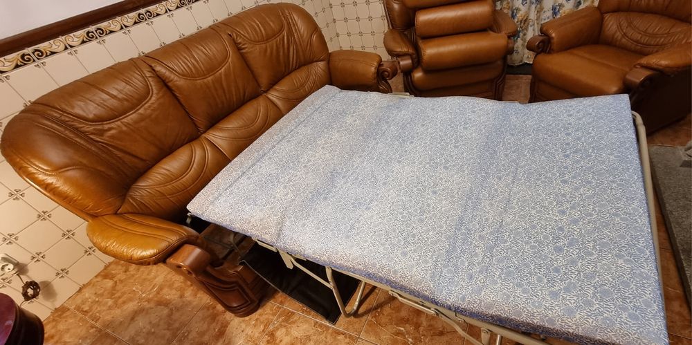 3 sofás castanhos de qualidade