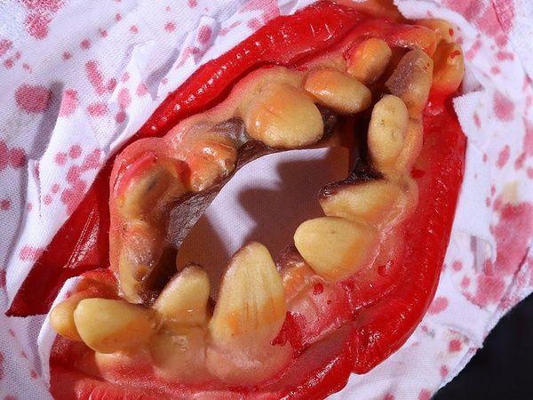Krwawa maska z zębami na halloweenowa horror przebranie strój