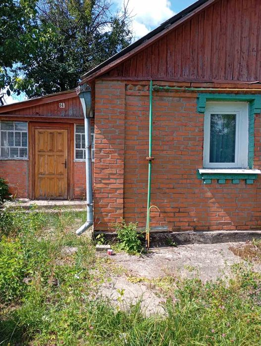 ТЕРМІНОВО  ПРОДАЄТЬСЯ  будинок на дві окремі половини смт.Червоне Бердичівський р-н, Житомирська обл
