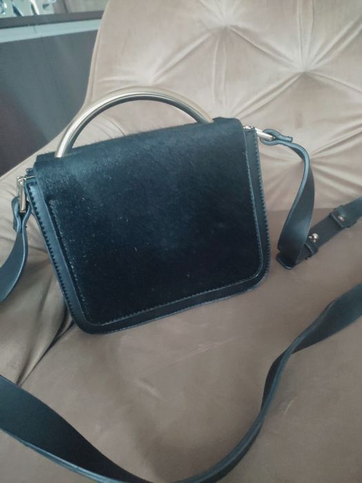 Czarna mała torebka z uchwytem do ręki Parfois