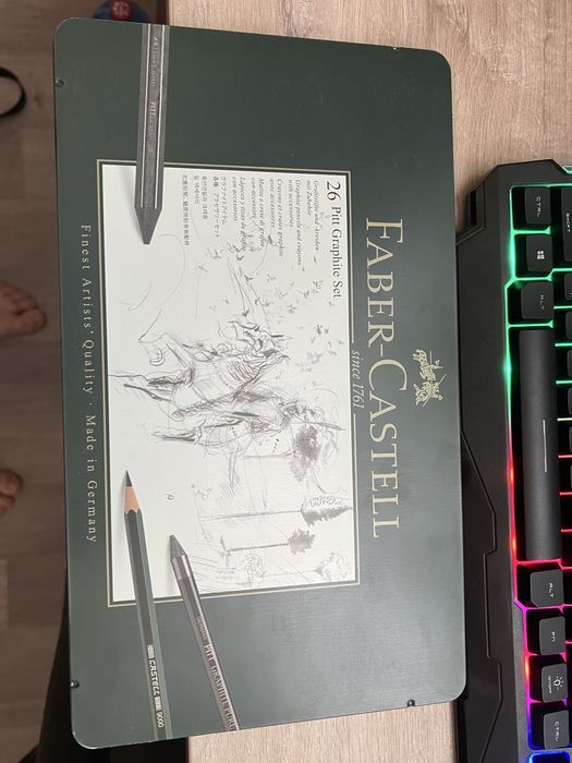 Подам набір Faber-Castle ( 26 Pitt Graphite Set )