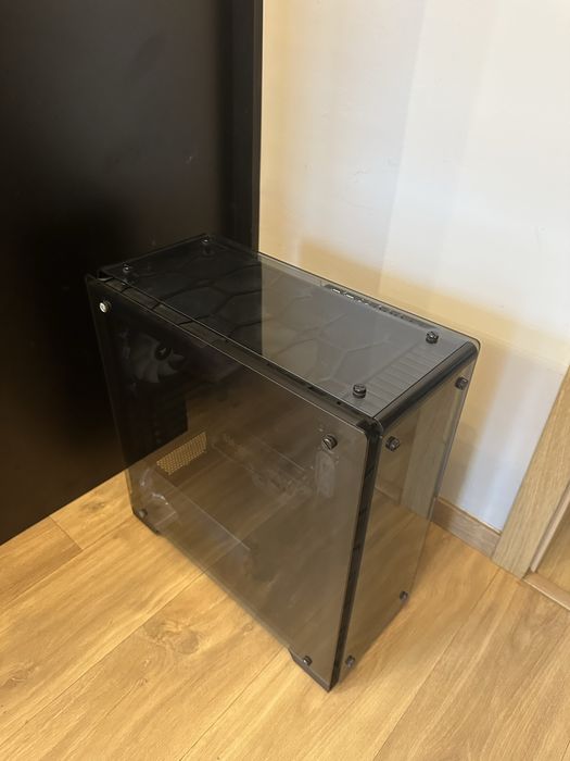 Szklana obudowa z wiatrakami i rgb hubem