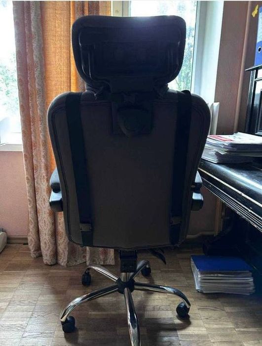 Компьютерное кресло в хорошем состоянии