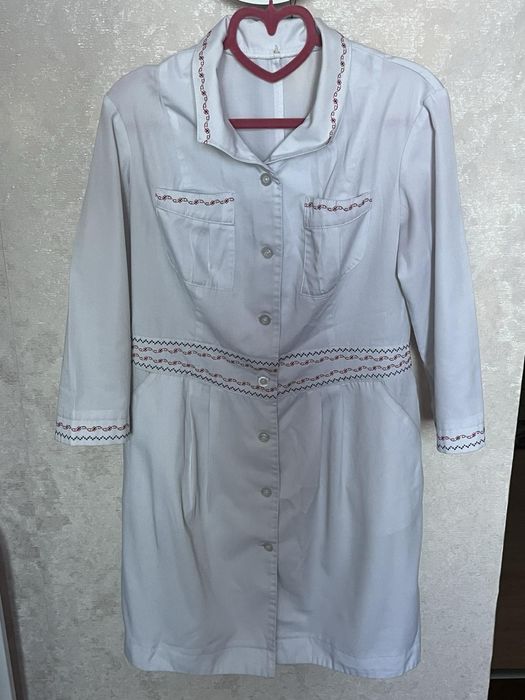 Медичний халат вишитий вишиванка