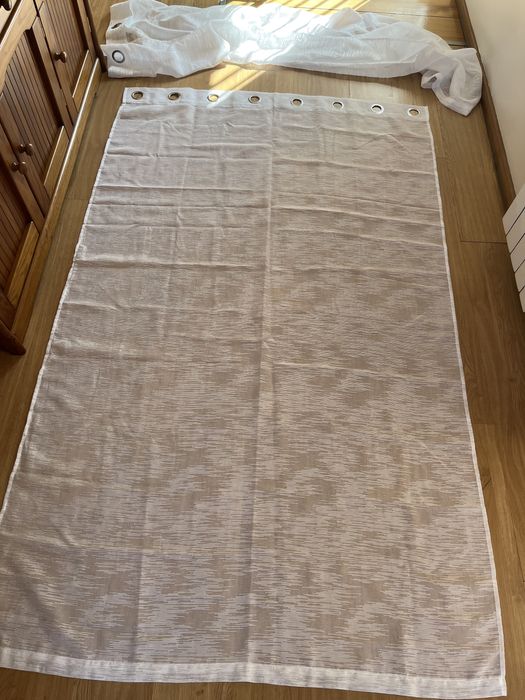 Duas cortinas brancas 200-249cm