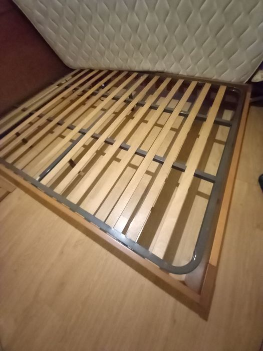 Cama de casal com colchão e estrado