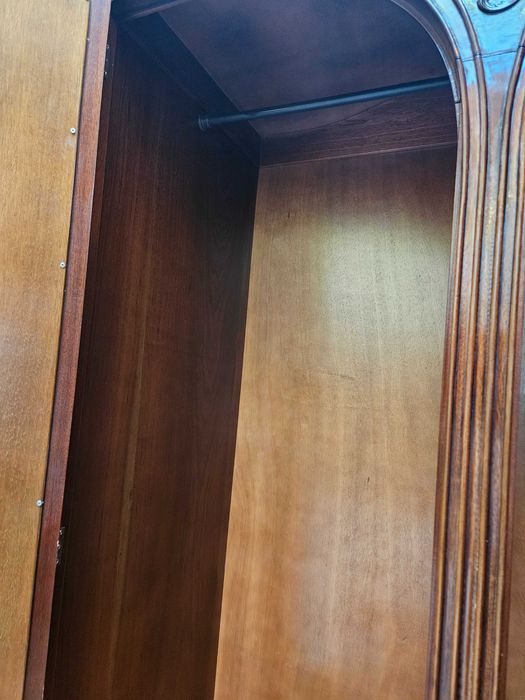 Armário antigo com portas espelhadas - Muito bom estado geral