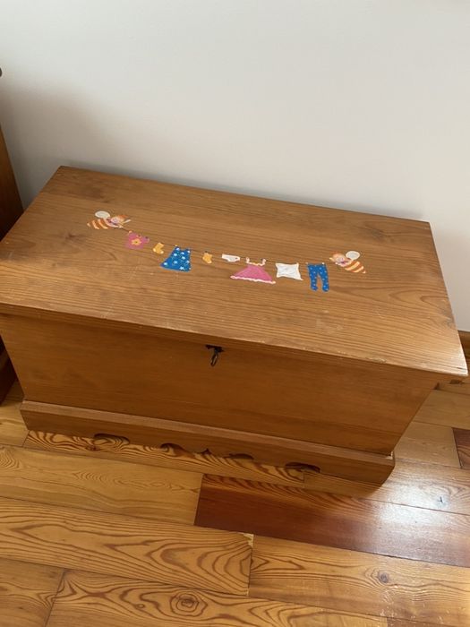 Mesa de cabeceira e Arca