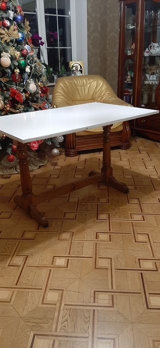 Продам стіл  з деревяними  низом та ламінованим поверхньою