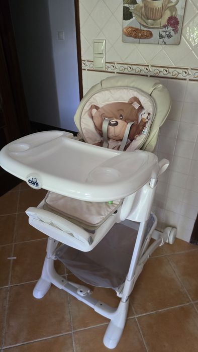 Cadeira de refeição de bebé quando não está a ser utilizada fecha-se e ocupa menos espaço