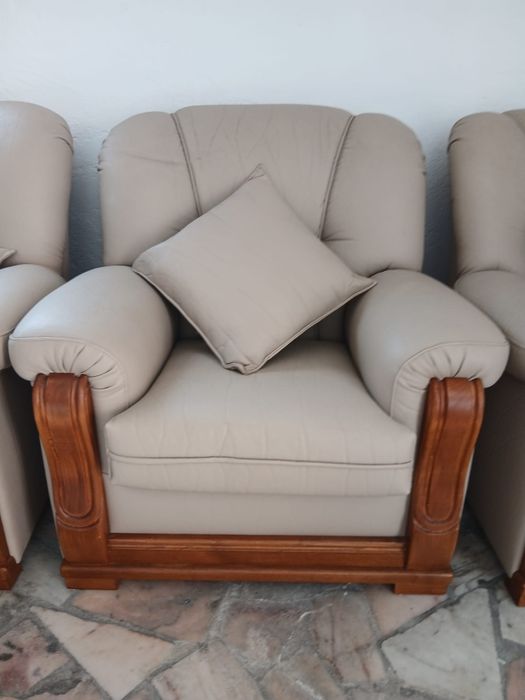 Duas poltronas e sofá em pele e madeira maciça
