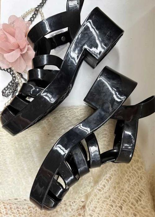 39 modne czarne sandały plastikowe na koturnie i obcasie melisa kpop