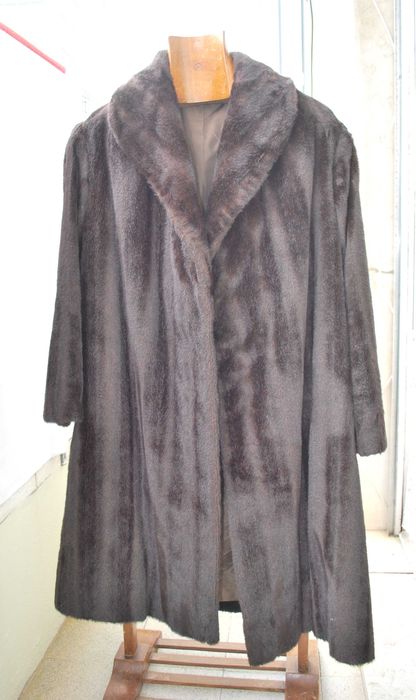 Casaco comprido de pele sintética dos anos 60