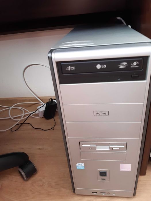 komputer Intel pentium 2,80 GHz 2,81 GHz,1gb ram, dysk 250 + dodatki
