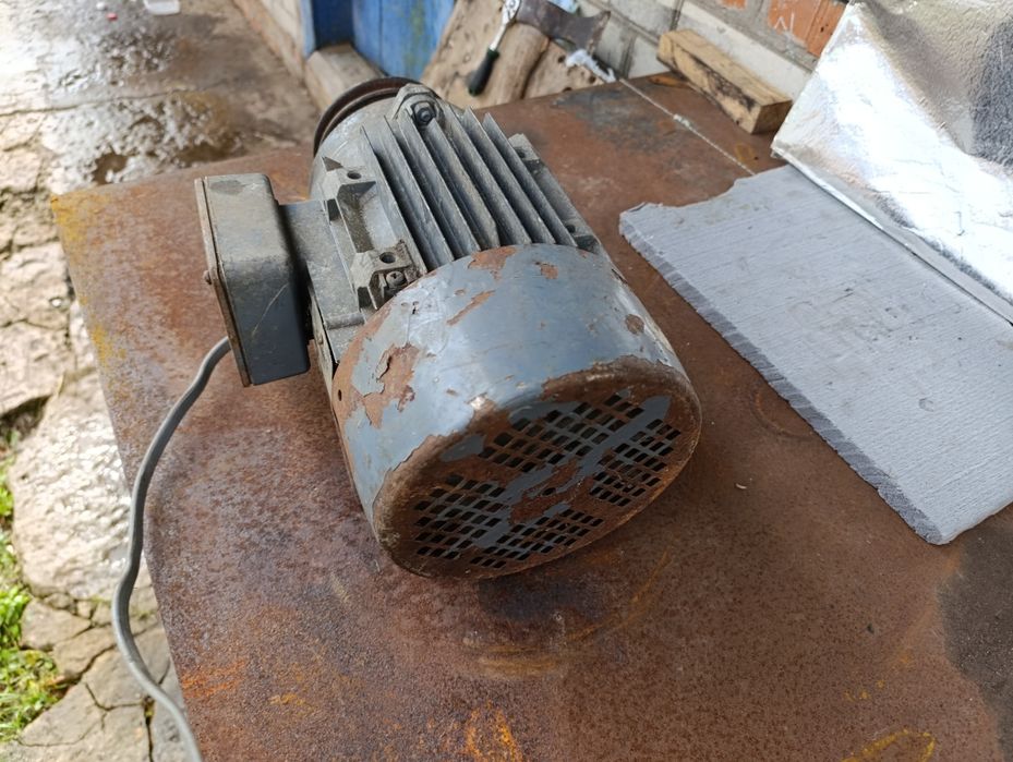 Електродвигун з регулюємим шківом