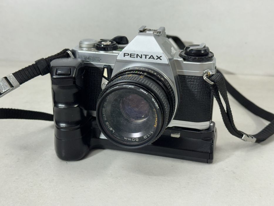 Aparat Pentax MG + obiektyw + uchwyt na baterie