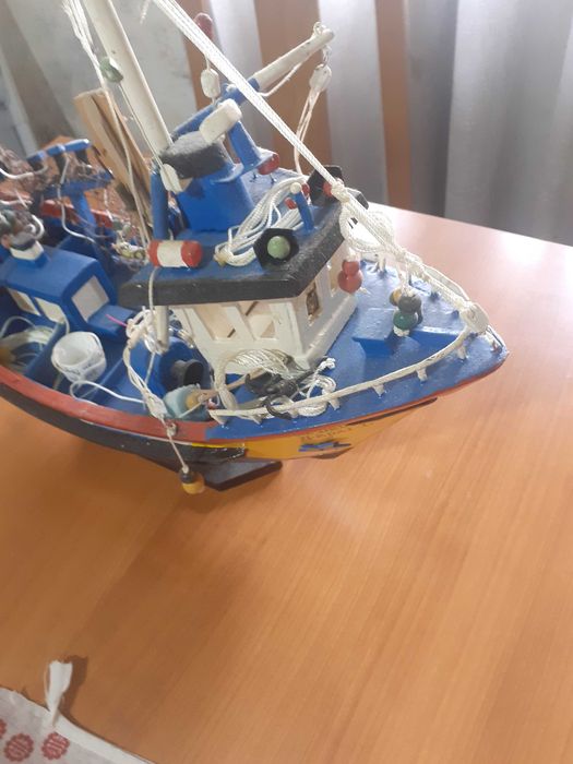 Barco peça única para colecionadores . em madeira trabalhada.