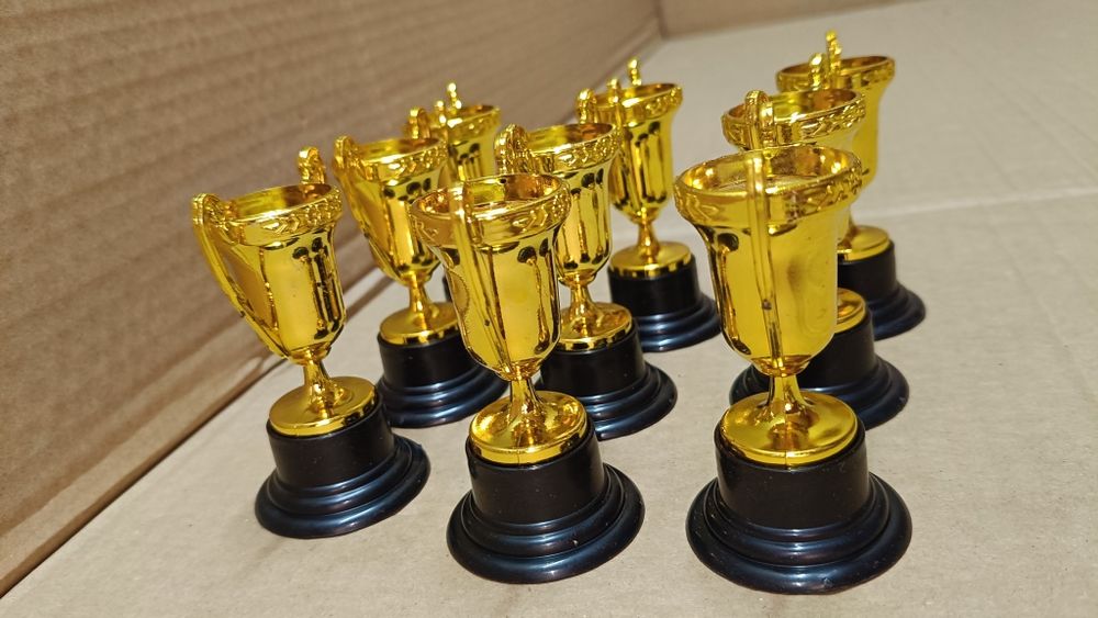 9 Sztuk Trofeum Puchary Plastikowe