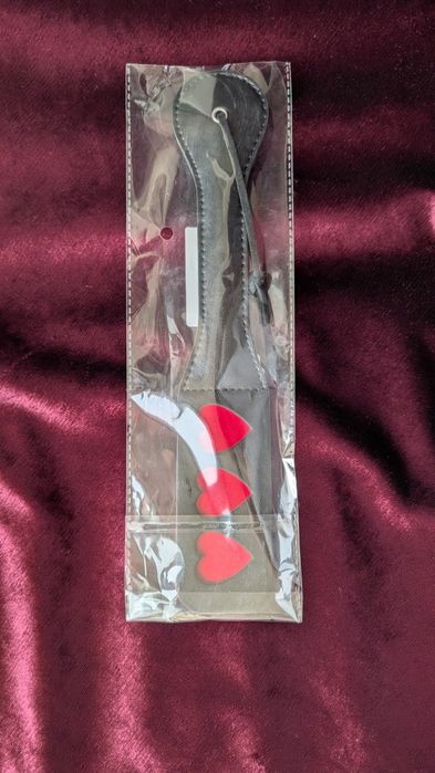 Черная кожанная плётка красное сердце хлопушка для дрессировки