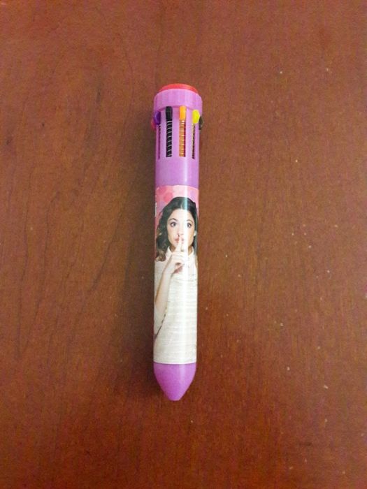 Caneta violeta.