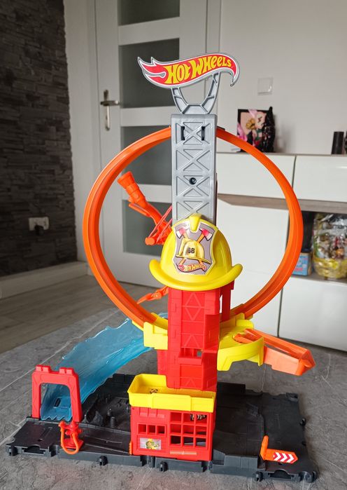 Hot wheels remiza strażacka super pętla