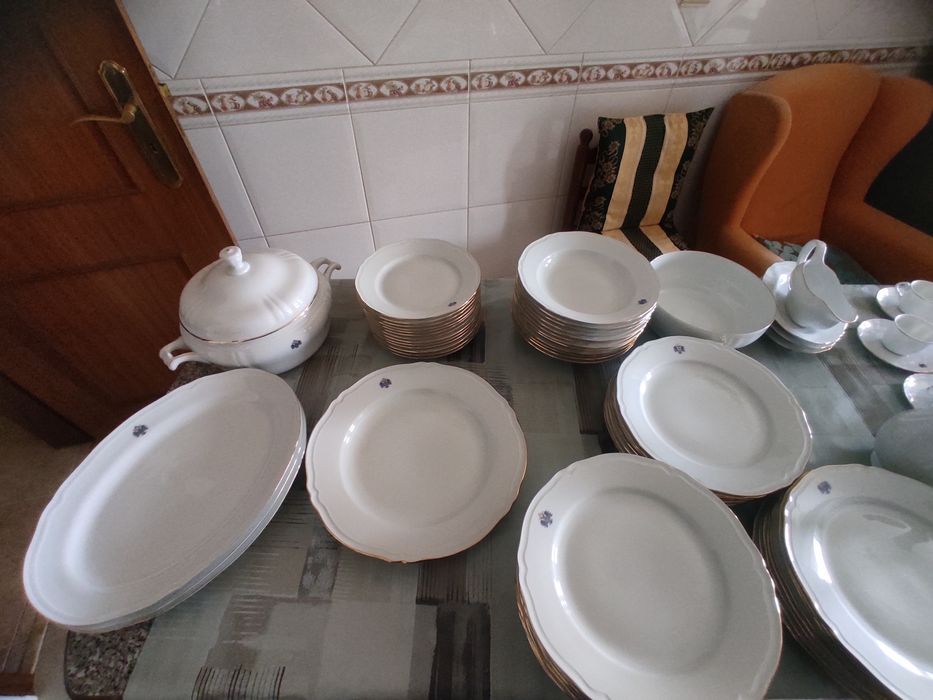 Serviço de Jantar para 12 Pessoas de Porcelana