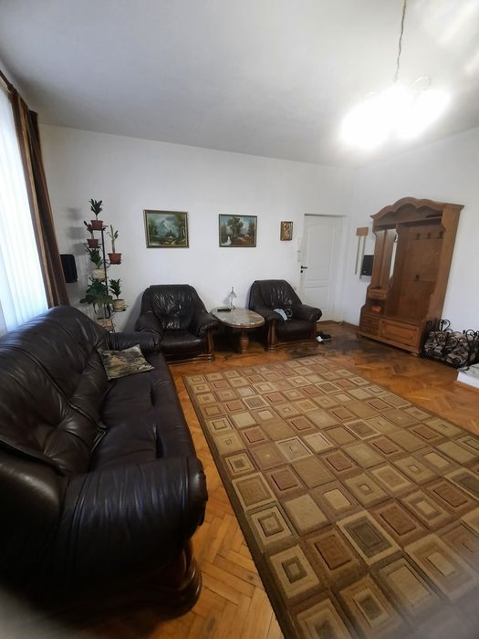 3 кімнатна  квартира  ,,сталінка"   в самому  центрі. Ціну знижено.