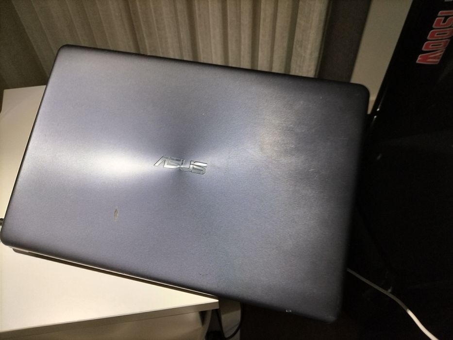 Troco computador ASUS como novo muito pouco usado e já vai formatado