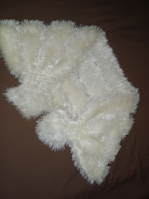 Святкова в'язана горжетка