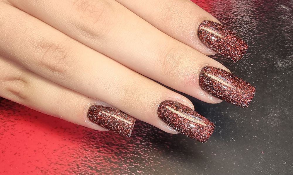 Нарощування нігтів