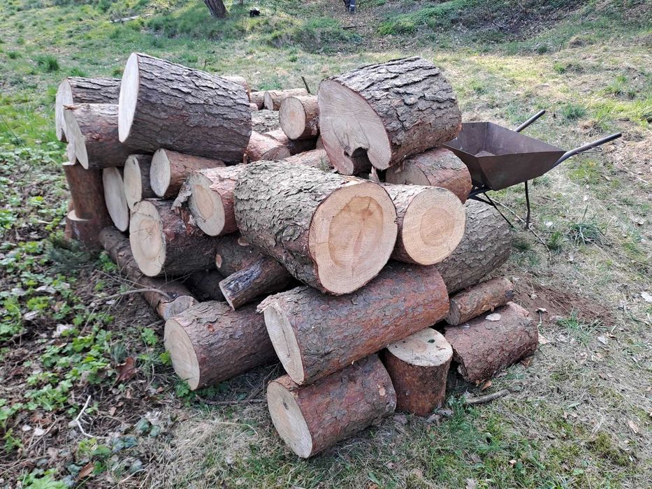 Drewno opałowe pociete w klocki do pieca do kominka