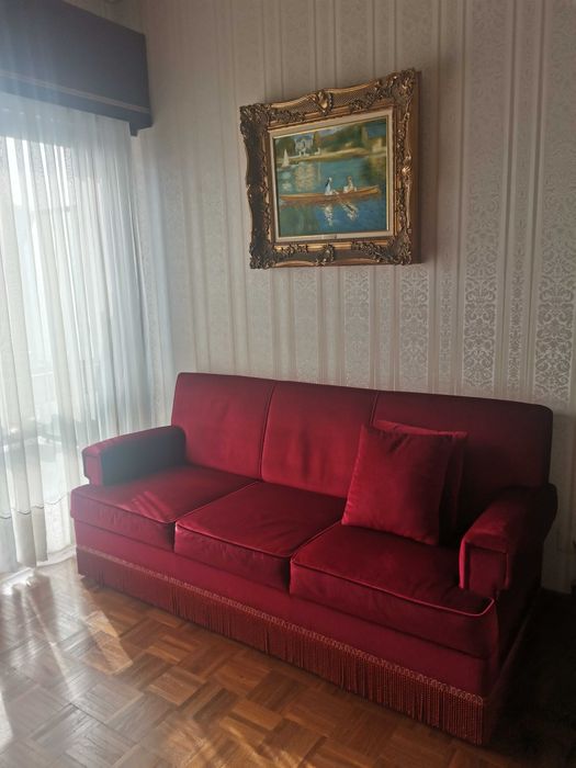 Conjunto de três sofás bordeaux, mais oferta de sanefa e almofadas.