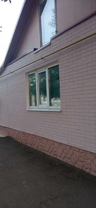 Продам новозбудований будинок з газовим опаленням в центрі міста.