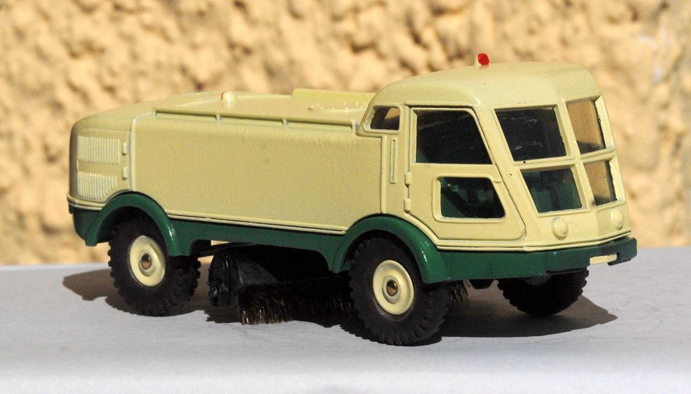 Dinky Toys 596 restaurado