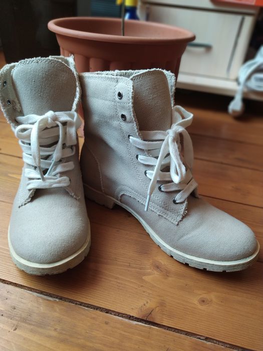 Черевики, ботинки.