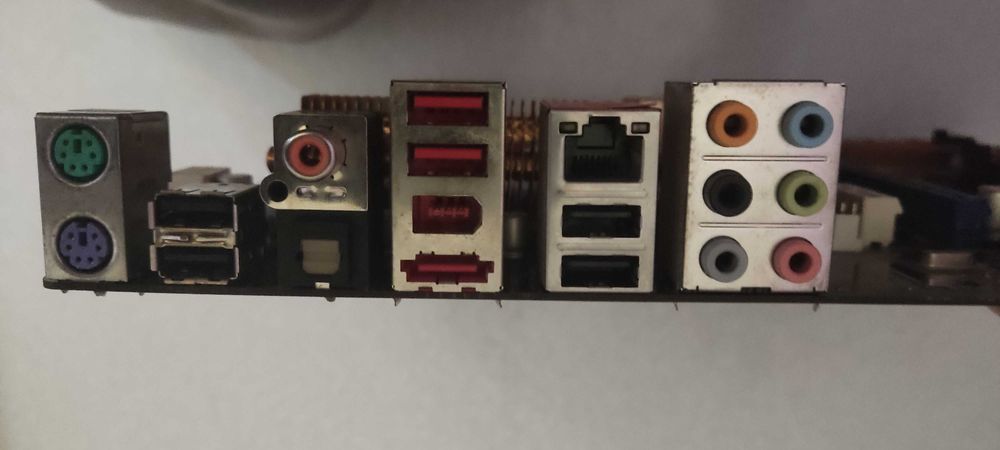 Продам Неробочу Материнську Плату Asus 775 P5Q3