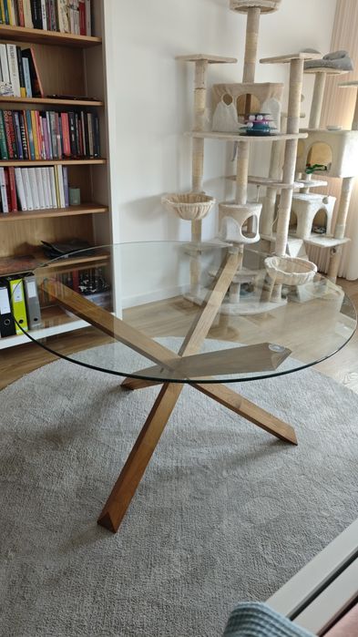 Mesa, cadeiras e tapete