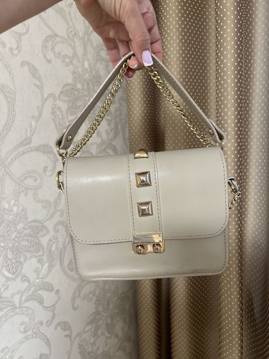 Шкіряна сумочка на металевому ланцюжку