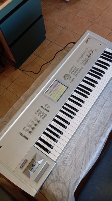 Продам Korg Triton