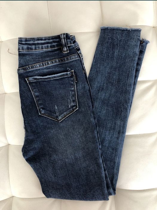 Granatowe spodnie jeansowe damskie