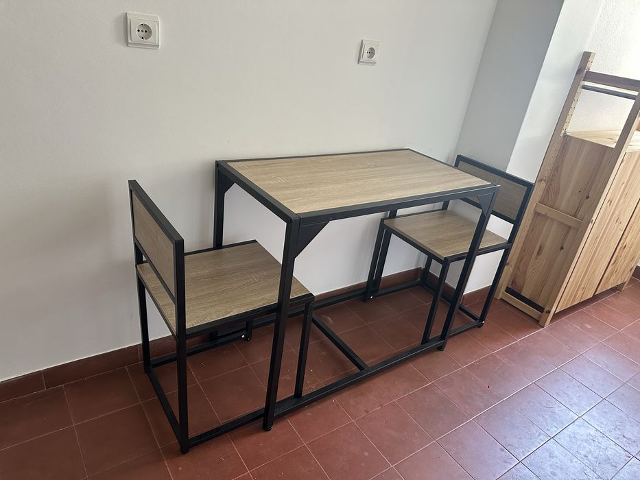 Mesa de jantar + 2 cadeiras
