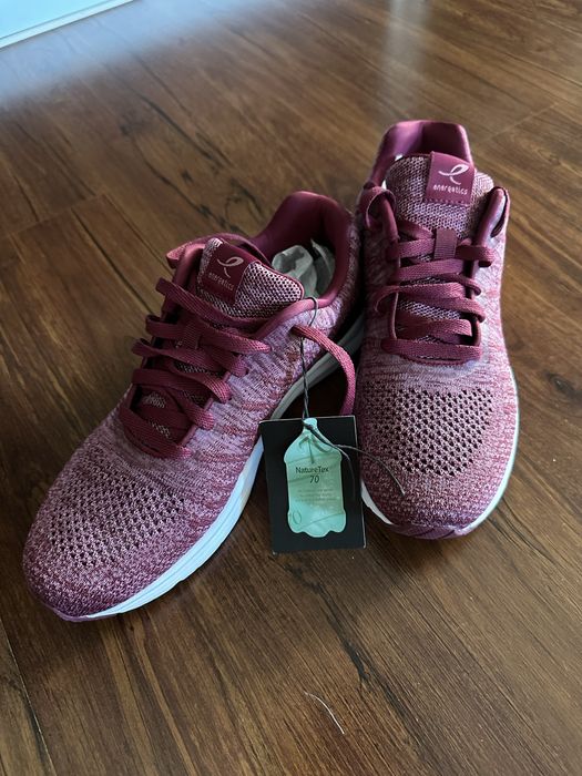 Кросівки жіночі, нові