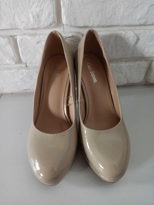 Lakierowane buty na obcasie nude rozm. 37