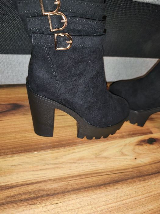 Długie zamszowe kozaki