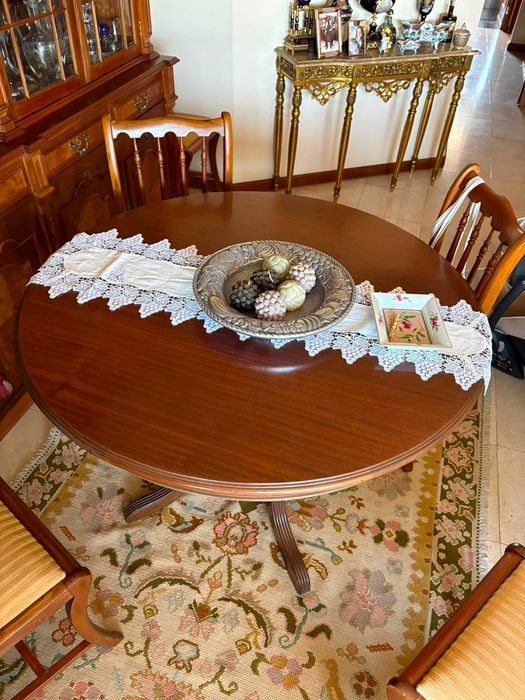 Mobilia casa de jantar mogno