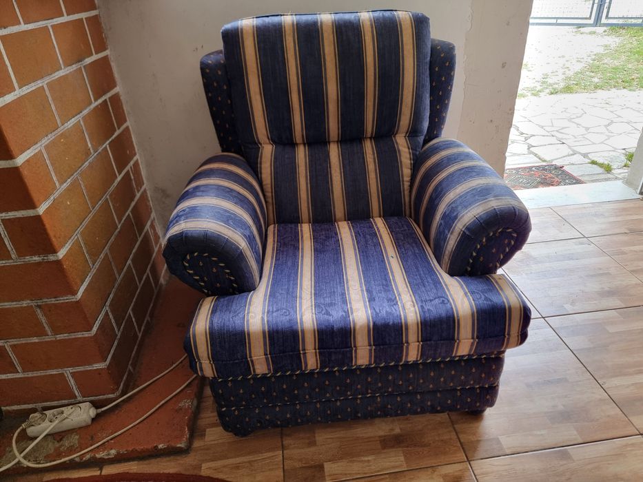Conjunto Sofá-cama + 2 Poltronas às Riscas