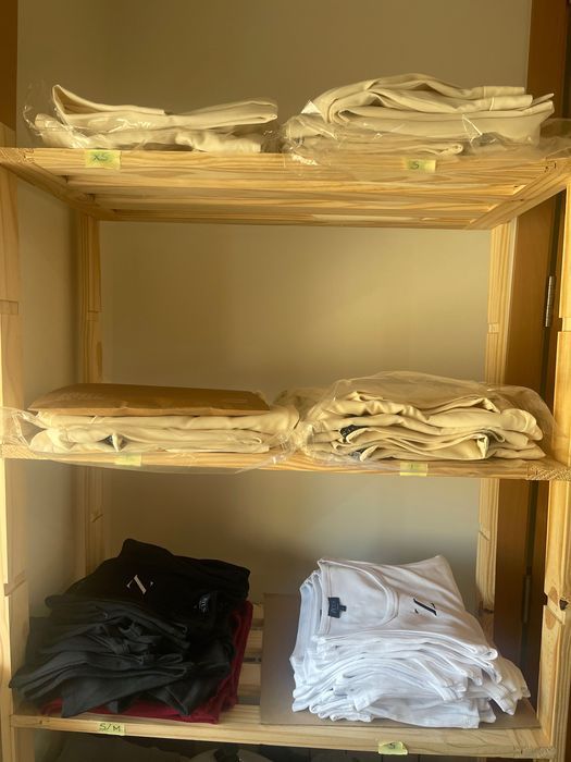 Lote de roupas novas, top, calças, vestidos, blusas… Feito em portugal