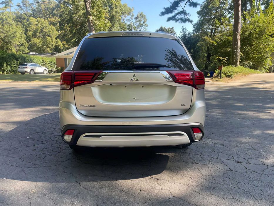Mitsubishi Outlander      2020