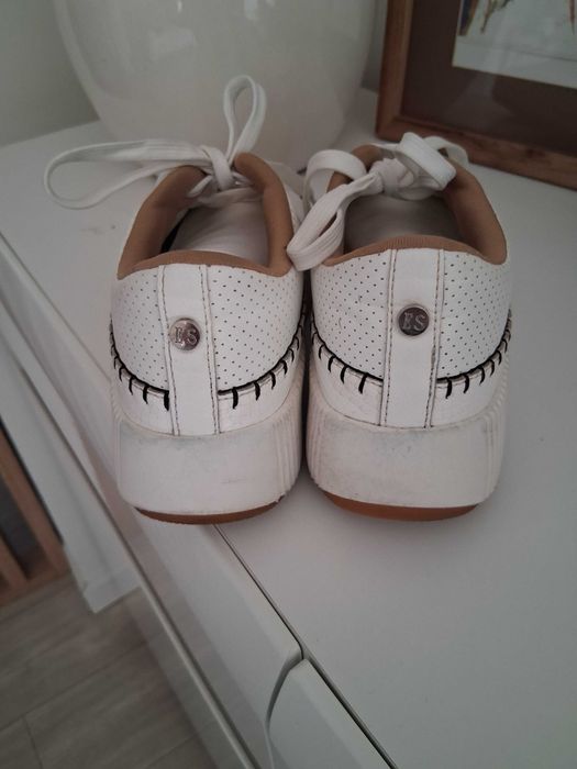 Białe  damskie adidasy.